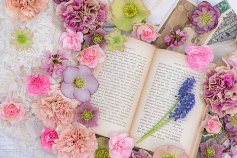 薔薇やカラフルな春の花に囲まれた洋書と雑貨