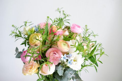 白い壁の前のロマンチックな花々