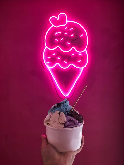 ピンクと白のアイスクリームネオン看板