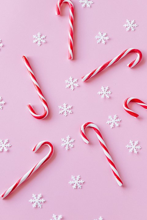 雪の結晶を持つ白と赤のキャンディーケーン