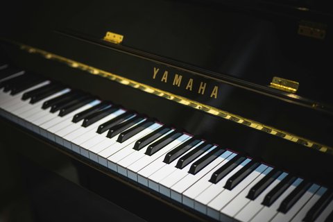 黒いヤマハピアノ