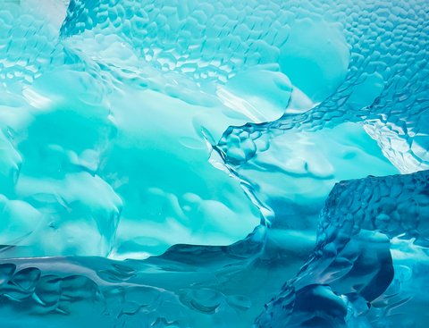 テクスチャー付きの青い氷の形成のクローズアップ