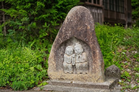 応桑諏訪神社の双体道祖神と境内の風景、縁結びのご利益で知られた石像