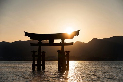日本の厳島神社のシルエット