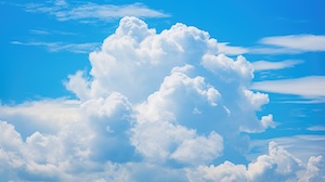 夏日の青空に映える大きな積乱雲、澄み切った青い空が広がる季節感のある空景